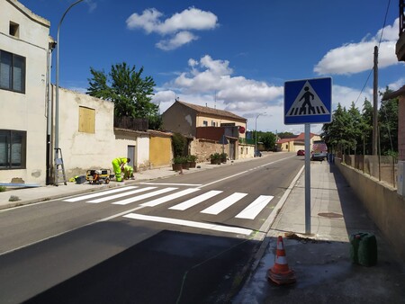 La DGT está probando estas señales experimentales en los entornos urbanos para reducir la velocidad, también a las motos