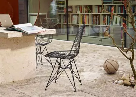 Clásicos del diseño: Vitra adapta la silla Eames Wire Chair para exteriores
