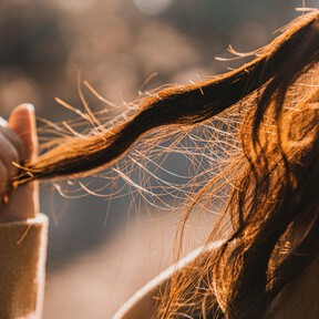 Los expertos coinciden: "El error más común al secar el pelo es apoyar la boquilla del secador directamente sobre el cabello. Esto daña, deshidrata y provoca encrespamiento"