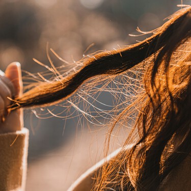 Los expertos coinciden: "Para peinar un pelo encrespado hay que usar aire suave y no apoyar la boquilla del secador directamente sobre el cabello. Esto daña, deshidrata y provoca encrespamiento"
