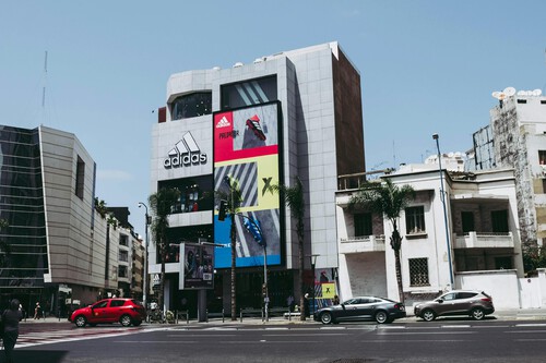 Adidas lanza en plena Navidad sus rebajas con descuentos al 50%: estrena zapatillas, camisetas y más 