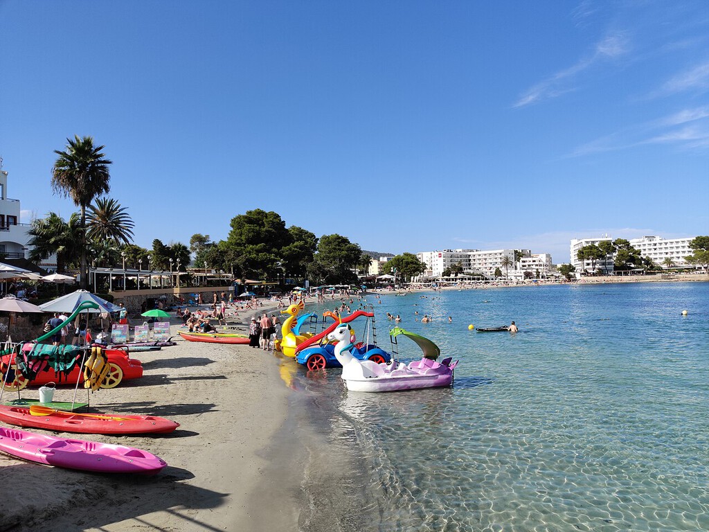 Ibiza tiene un enorme laboratorio turístico y se llama es Canar: cuatro veces más visitantes que vecinos y giro al lujo