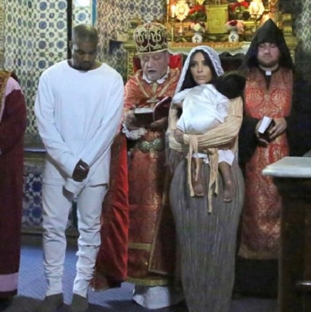 ¿Por qué Kanye West lleva un pantalón roto en un bautizo? Las 7 razones por las que no tienes que seguirle en eventos especiales