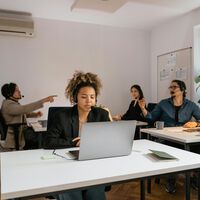 Esqueça o escritório tradicional: quase metade dos brasileiros definiu a única condição para aceitar empregos em 2030 