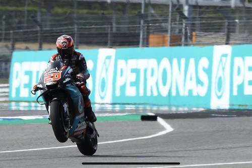 Fabio Quartararo aprovecha una caída de Marc Márquez para quedarse con la pole position en Tailandia