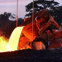 Como llegados del mismísimo infierno, estos camiones son capaces de transportar metal líquido al rojo vivo sin inmutarse