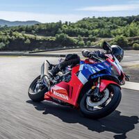 Alguien ha creado los calzoncillos moteros definitivos: protegen contra caídas y son más cómodos que el asiento