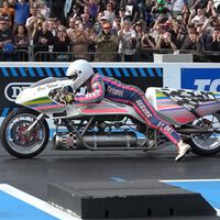 ¡Esta moto es un cohete! De 0 a 467 km/h en menos de cinco segundos para batir el récord dragster 