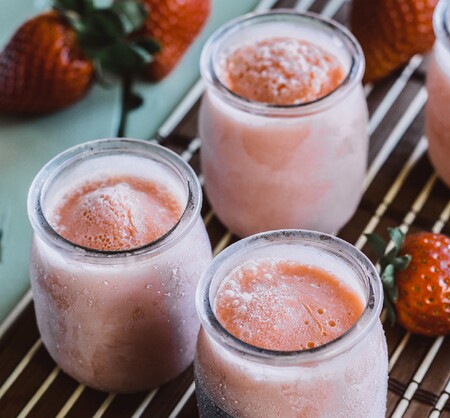 Helado de yogurt con mango y fresa. Receta fácil y rápida