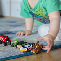 Cuando los niños alinean sus juguetes: por qué lo hacen y qué significa