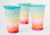 Una divertida idea: decorar vasos con confeti para fiestas infantiles 