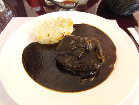 El mole negro es el rey de este pueblo mágico, te decimos cómo llegar y cuánto cuesta un molito con pollo