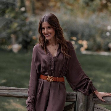 Sfera vende un nuevo vestido color castaña que hace match con las botas altas 