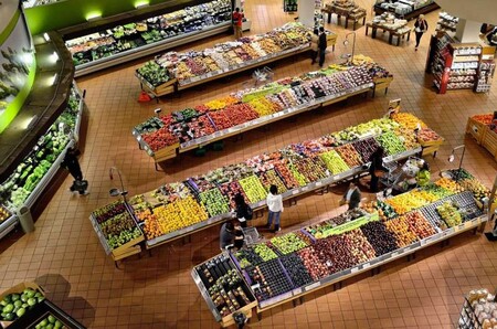Los consumidores escogen alimentos más saludables cuando el diseño del supermercado promueve las frutas y verduras
