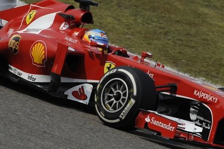 Fernando Alonso vence en China y lidera un podio lleno de campeones