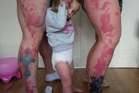 Unos padres se tatúan las manchas de nacimiento de su hija, ¿un bonito gesto o absurdo?