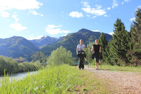Una espalda más sana practicando la nordic walk o caminata nórdica
