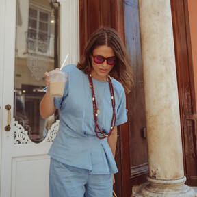 Novedades en Bimba y Lola: así es el capazo trenzado color oro que levanta cualquier look de la temporada 