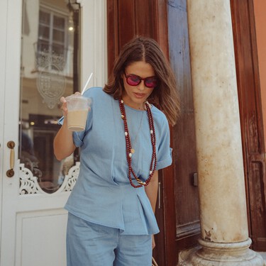 Novedades en Bimba y Lola: así es el capazo trenzado color oro que levanta cualquier look de la temporada 