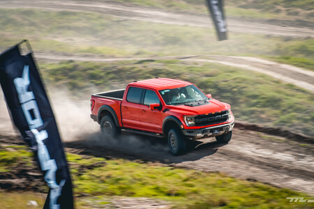 Ford Lobo Raptor 2021, lo manejamos: saltos, rocas, lodo no importa que se le atraviese en el camino