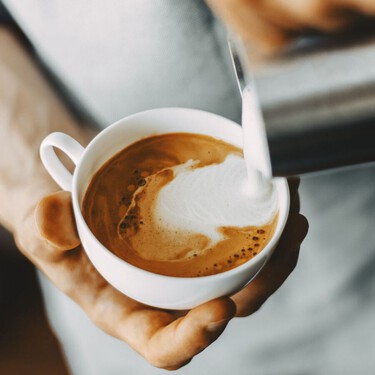 Beber dos tazas de café o té al día reduce el riesgo de demencia, según un amplio estudio, pero el descafeinado no sirve