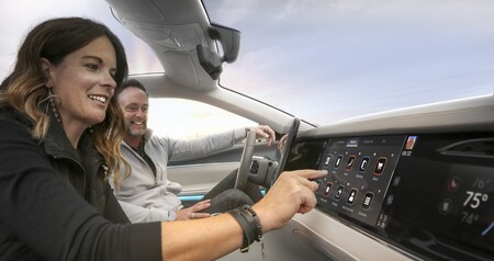 Stellantis se alía con Foxconn para dar brío al coche conectado, con 5G y cockpits cada vez más avanzados