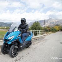 Probamos el Peugeot Metropolis 400: un scooter de tres ruedas sin carnet que destaca por potencia y buenos acabados 