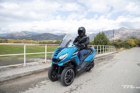 Probamos el Peugeot Metropolis 400: un scooter de tres ruedas sin carnet que destaca por potencia y buenos acabados