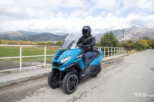 Probamos el Peugeot Metropolis 400: un scooter de tres ruedas sin carnet que destaca por potencia y buenos acabados