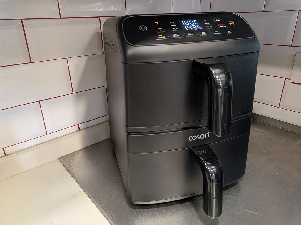 Probamos la nueva Cosori Air Fryer Turbo Tower, la freidora de aire con doble cesta que sí va a caber en tu encimera