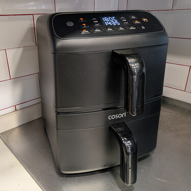 Probamos la nueva Cosori Air Fryer Turbo Tower, la freidora de aire con doble cesta que sí va a caber en tu encimera