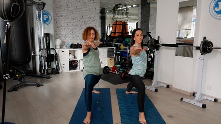Cinco posturas de Yoga, en vídeo, para poner tus piernas a punto