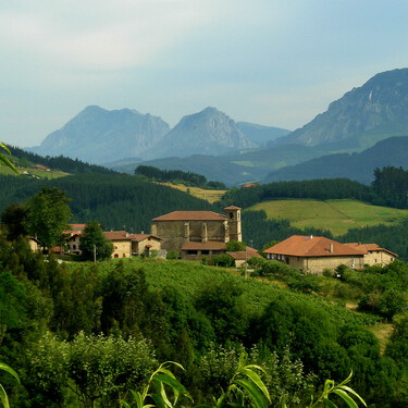 Última escapada del verano al País Vasco: el bonito pueblo con montes verdes, un antiguo basarri y la mejor gastronomía