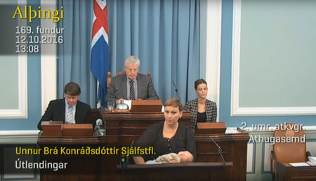 Una legisladora de Islandia interviene en el Parlamento amamantando a su bebé (y a nadie parece importarle)