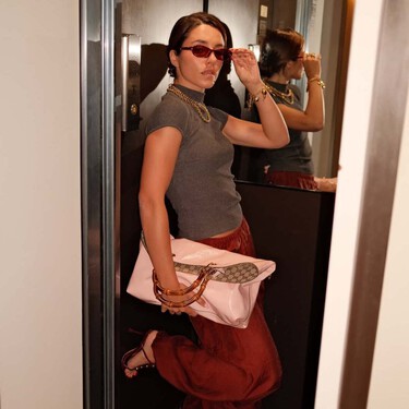 Las nuevas Nike en rosa pétalo que llevan las pijas de Madrid y combinan con faldas satinadas 