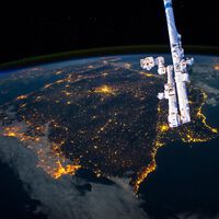 Poco a poco, los astronautas han sido testigos de una transformación radical: las ciudades han dejado de ser amarillas