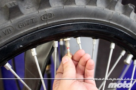 Quitando el obus de la valvula