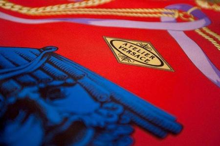 Versace se pone las pilas y re-edita sus clásicas camisas de seda estampadas