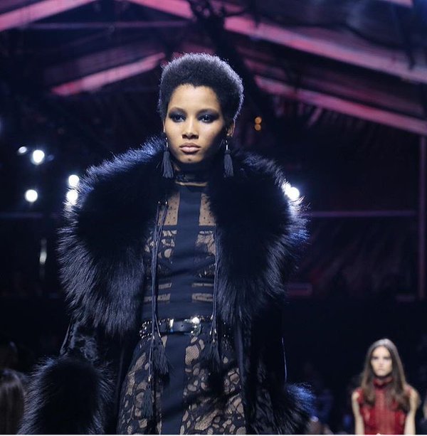 Foto de Elie Saab nos presenta su lado bohemio más rockero en su desfile Otoño-Invierno 2016/2017 ¡Amor puro! (1/10)