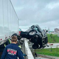 "No quiero morir". Una grúa salva en tiempo récord a un camionero que quedó colgado de un puente a varios metros de altura