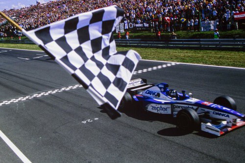 El día que Yamaha trascendió a las motos para ganar a Honda en la F1, hizo un motor V12 y batió récords negativos