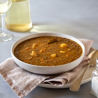 El truco fácil y barato para darle muchísimo más sabor a las lentejas con un ingrediente que suele terminar en la basura 