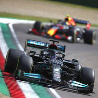 ¡Brutal! Lewis Hamilton le quita la pole position a Sergio Pérez por 35 milésimas en Imola