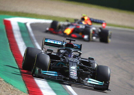 ¡Brutal! Lewis Hamilton le quita la pole position a Sergio Pérez por 35 milésimas en Imola