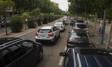 Gasolinera en Zaragoza cola kilométrica para repostar
