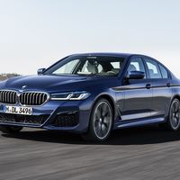 BMW Serie 5 2021, el sedán se renueva enfocándose en la conectividad y seguridad y adoptando motores híbridos