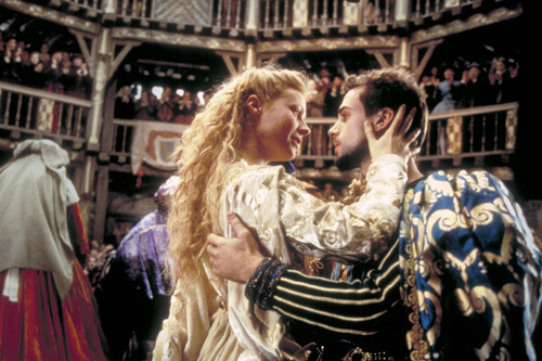 He vuelto a ver ‘Shakespeare enamorado’ por culpa de ‘Hamnet’ y creo que se ha sido injusto con ella. No es perfecta, pero es una película romántica eficaz