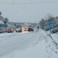 Puede que no lo supieras, pero hasta ahora se podía adelantar a una máquina quitanieves. La DGT lo va a cambiar	