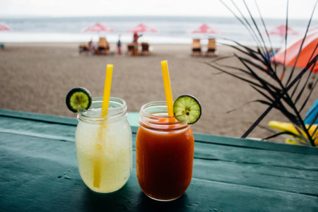 ¿Adiós a los cócteles en Bali? Indonesia plantea prohibir las bebidas alcohólicas 