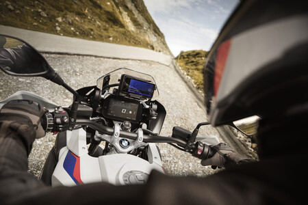 Este nuevo soporte de móvil para moto de BMW permite navegar por los mapas y guardar tus datos de circulación